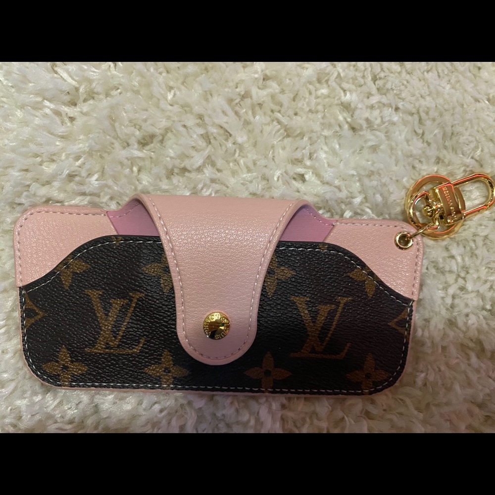 Women’s luis vuiton sunglasses case
